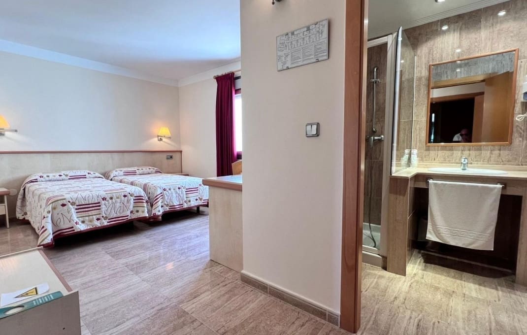 32 bedroom Hotel for rent in Alicante / Alacant city - € 10,000 (Ref: 9550085)