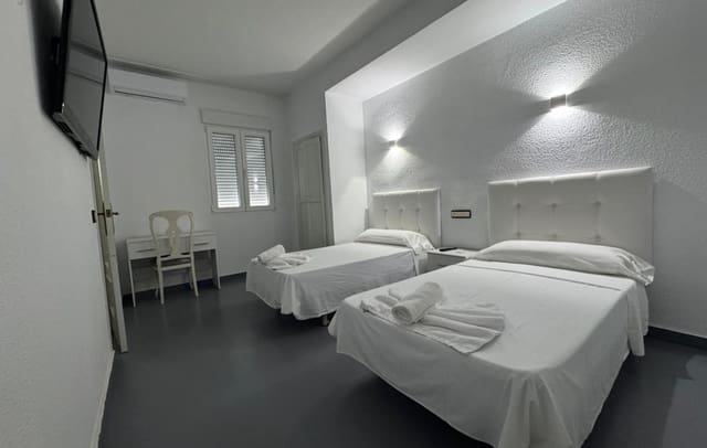 Hotel de 40 habitaciones en Jaén ciudad en venta con piscina - 2.700.000 € (Ref: 9827646)