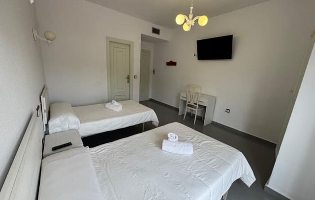 Hotel de 40 habitaciones en Jaén ciudad en venta con piscina - 2.700.000 € (Ref: 9827646)