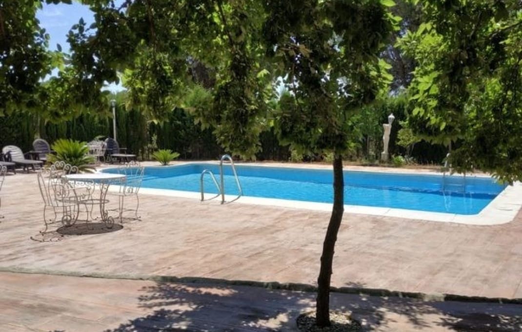 9 slaapkamer Hotel te koop in Jaen stad met zwembad - € 850.000 (Ref: 9877227)