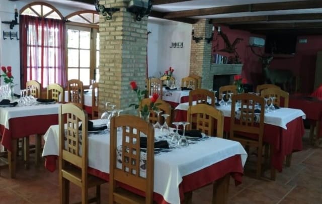 9 sypialnia Hotel na sprzedaż w Miasto Jaén z basenem - 850 000 € (Ref: 9877227)