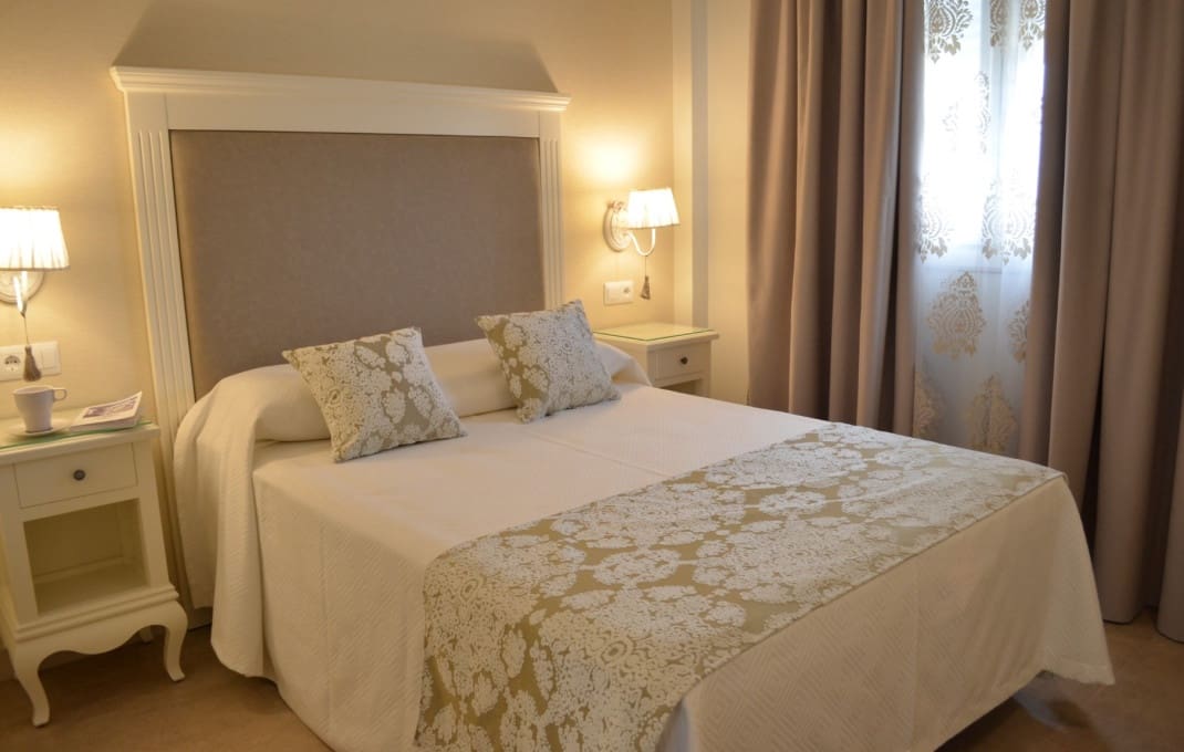 19 soveværelse Hotel til salg i Sevilla by - € 2.000.000 (Ref: 9946722)