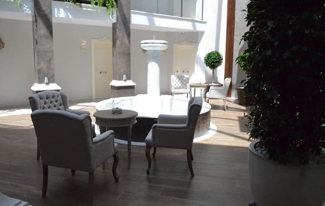 19 soveværelse Hotel til salg i Sevilla by - € 2.000.000 (Ref: 9946722)