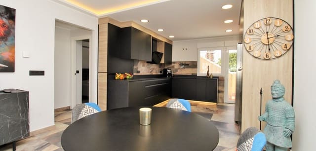 4 bedroom Villa for sale in Villamartin, Orihuela with pool - € 419,000 (Ref: 10082013)