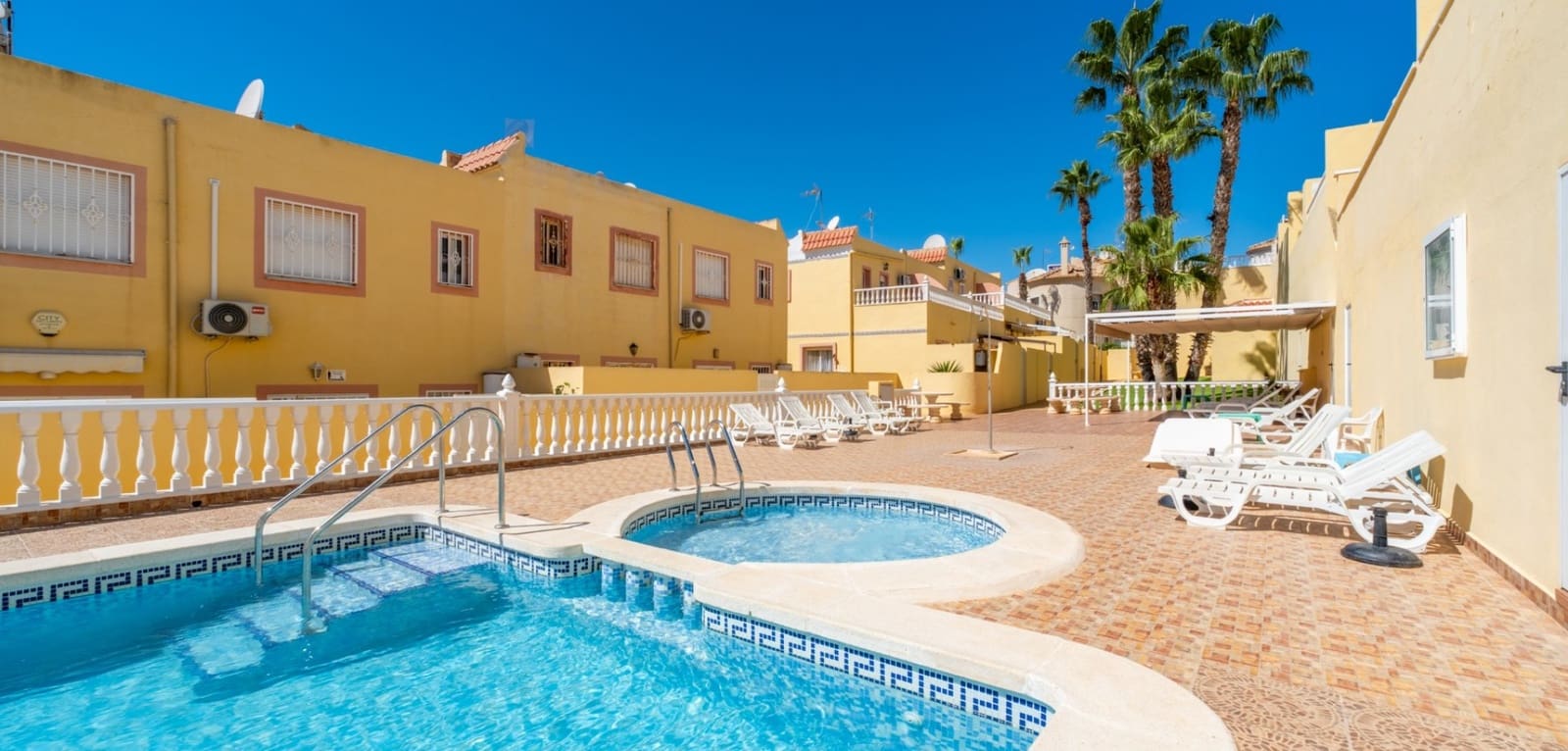 2 soveværelse Byhus til salg i Filipinas med swimmingpool - € 229.800 (Ref: 10113300)