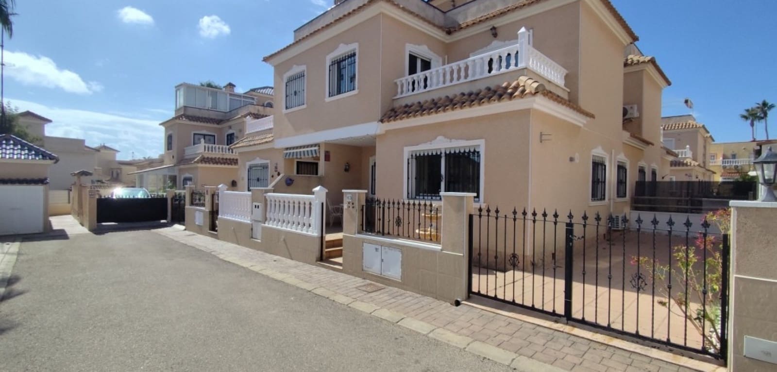 3 quarto Casa em Banda para venda em Cabo Roig com piscina - 265 000 € (Ref: 10135035)