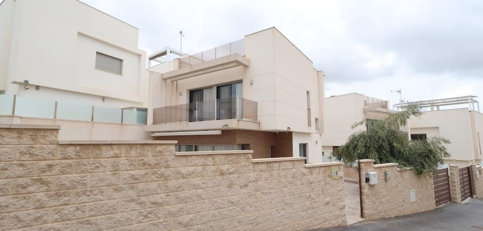 3 bedroom Villa for sale in Villamartin with pool - € 450,000 (Ref: 10159977)