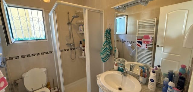 3 soveværelse Villa til salg i Villamartin, Orihuela med swimmingpool - € 349.950 (Ref: 8757140)