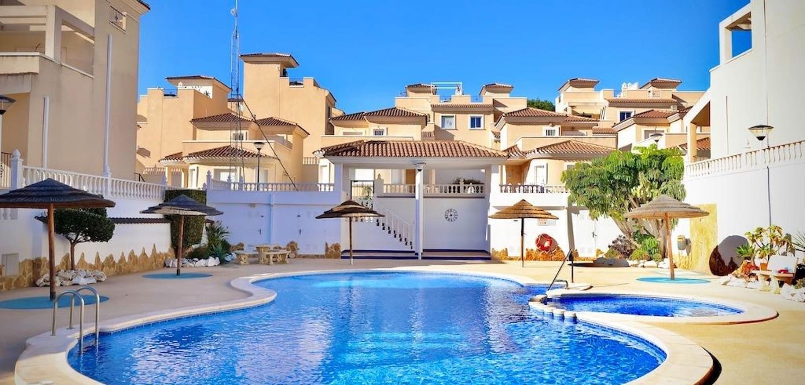 Chalet de 4 habitaciones en San Miguel de Salinas en venta con piscina - 320.000 € (Ref: 8758813)