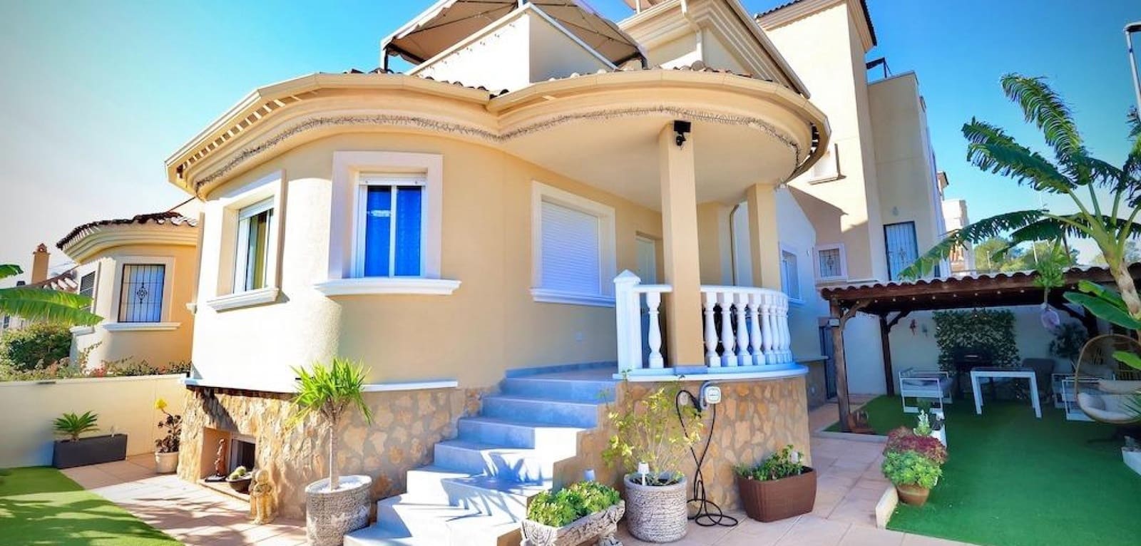 Chalet de 4 habitaciones en San Miguel de Salinas en venta con piscina - 320.000 € (Ref: 8758813)