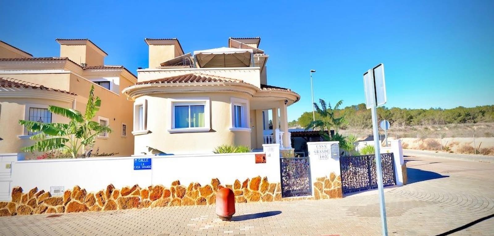Chalet de 4 habitaciones en San Miguel de Salinas en venta con piscina - 320.000 € (Ref: 8758813)