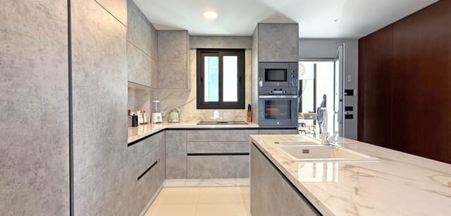 3 Zimmer Villa zu verkaufen in Villamartin, Orihuela mit Pool - 475.000 € (Ref: 8765698)