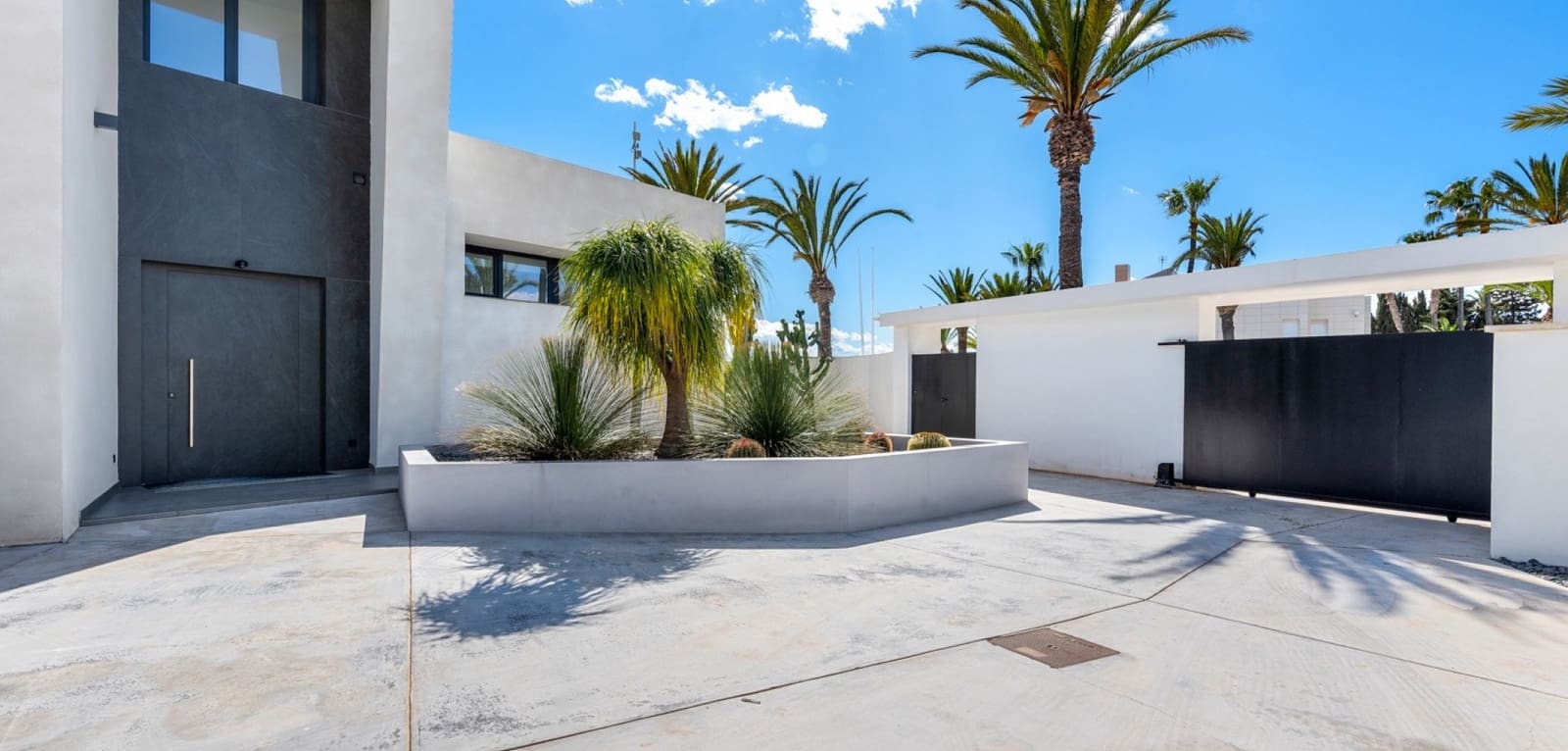 6 slaapkamer Villa te koop in Cabo Roig met zwembad - € 4.750.000 (Ref: 9016015)