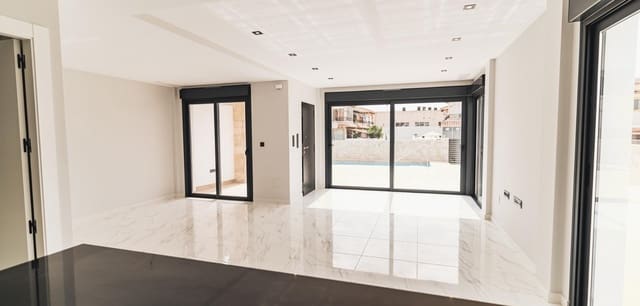 4 bedroom Villa for sale in Punta Prima, Orihuela with pool - € 699,900 (Ref: 9016100)