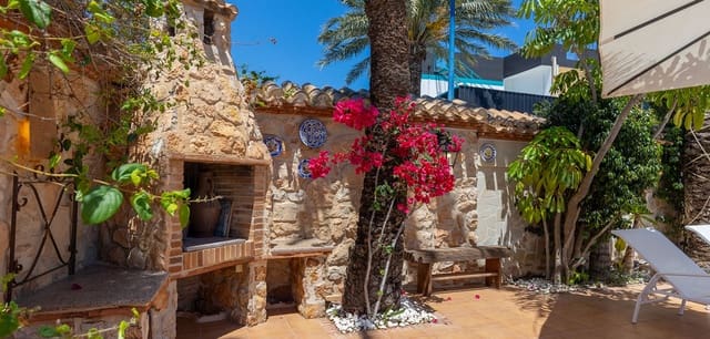 4 bedroom Villa for sale in Punta Prima, Orihuela - € 749,900 (Ref: 9016132)