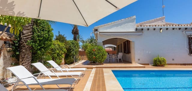 4 bedroom Villa for sale in Punta Prima, Orihuela - € 749,900 (Ref: 9016132)