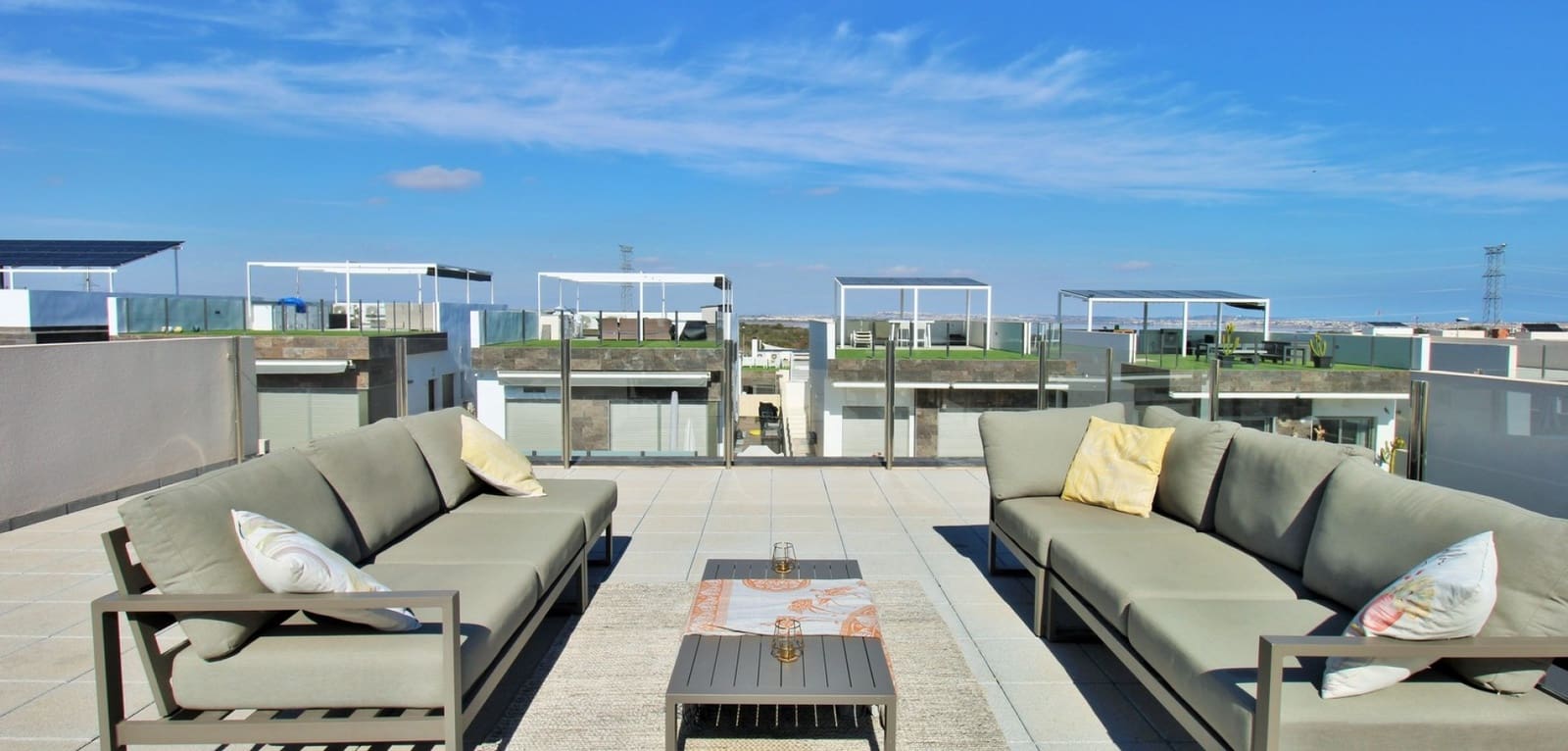 3 bedroom Villa for sale in Villamartin with pool - € 369,950 (Ref: 9021417)