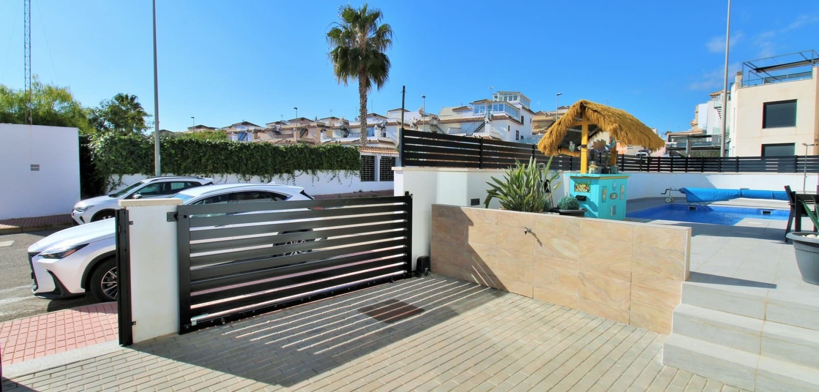 3 bedroom Villa for sale in Villamartin with pool - € 405,000 (Ref: 9021419)