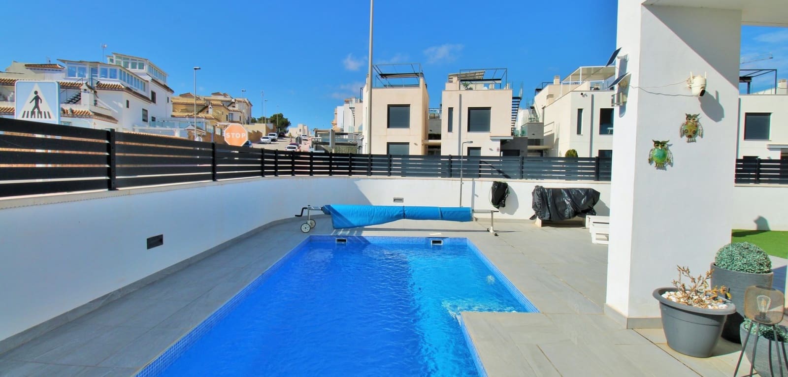 3 bedroom Villa for sale in Villamartin with pool - € 405,000 (Ref: 9021419)