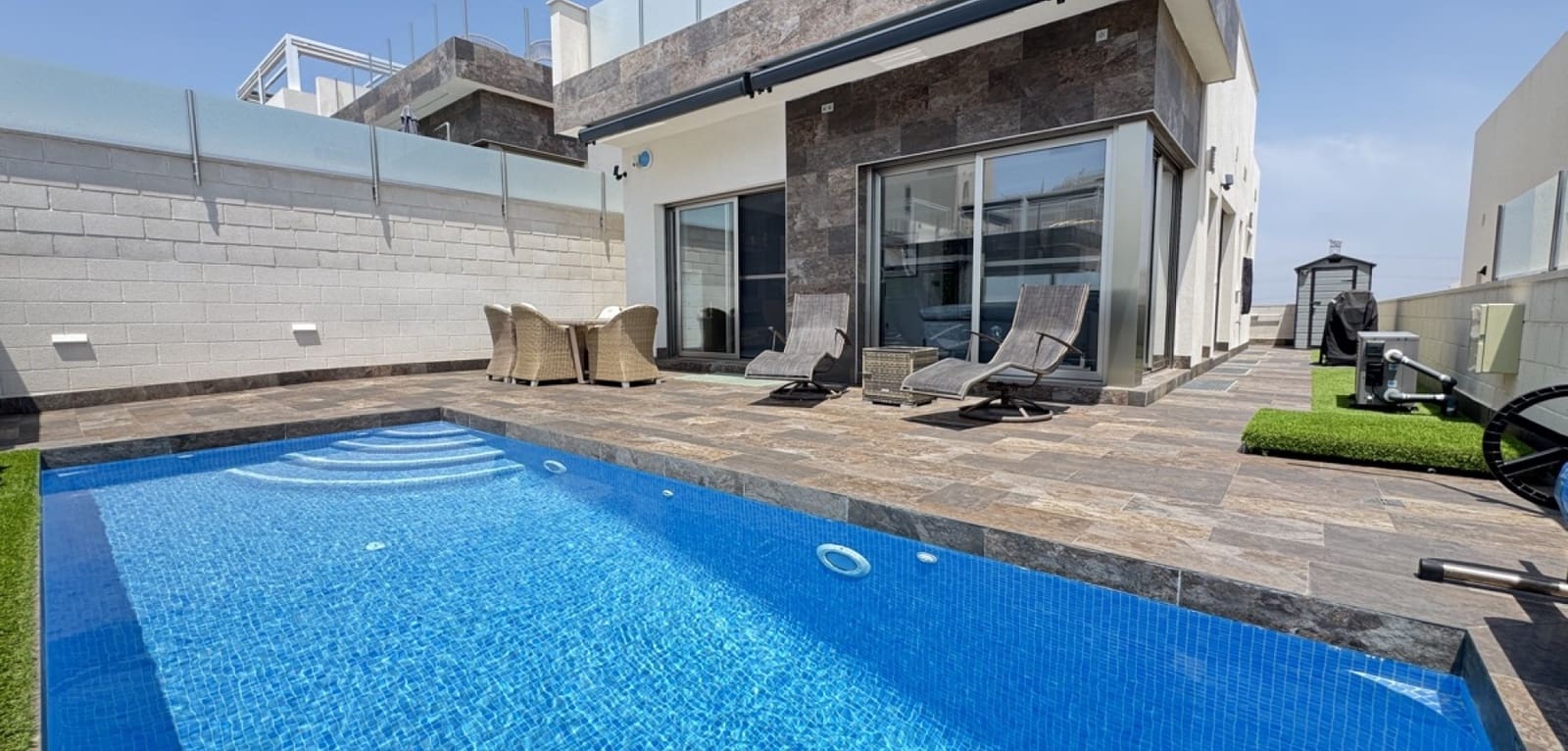 4 bedroom Villa for sale in Villamartin with pool - € 450,000 (Ref: 9041605)