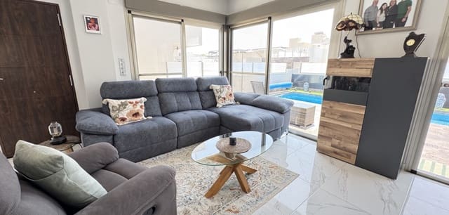 4 bedroom Villa for sale in Villamartin, Orihuela with pool - € 450,000 (Ref: 9041605)