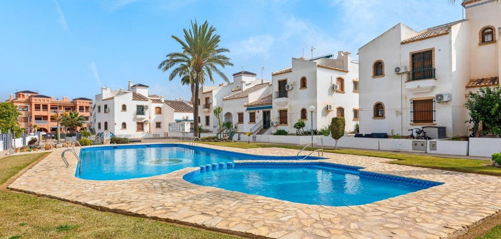 Apartamento de 2 habitaciones en Villamartin en venta con piscina - 339.900 € (Ref: 9151167)