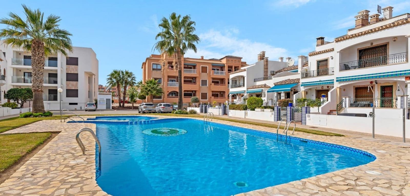 Apartamento de 2 habitaciones en Villamartin en venta con piscina - 339.900 € (Ref: 9151167)