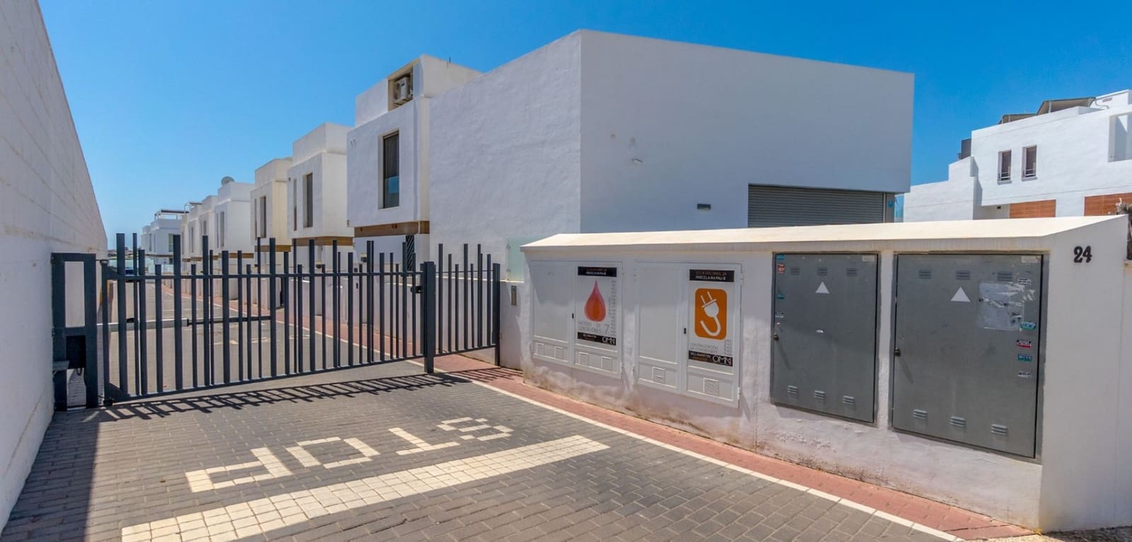 3 bedroom Villa for sale in Villamartin with pool - € 429,000 (Ref: 9153131)