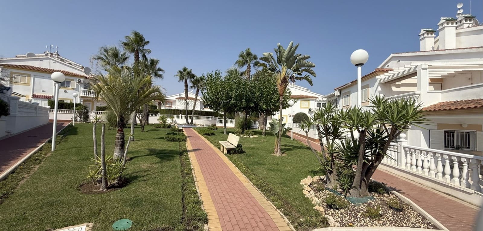 2 slaapkamer Appartement te koop in La Zenia met zwembad - € 229.000 (Ref: 9189888)