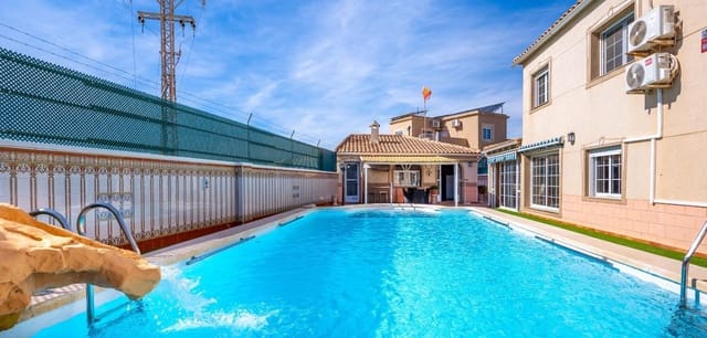 Chalet de 6 habitaciones en El Chaparral, Torrevieja en venta con piscina - 689.000 € (Ref: 9343465)