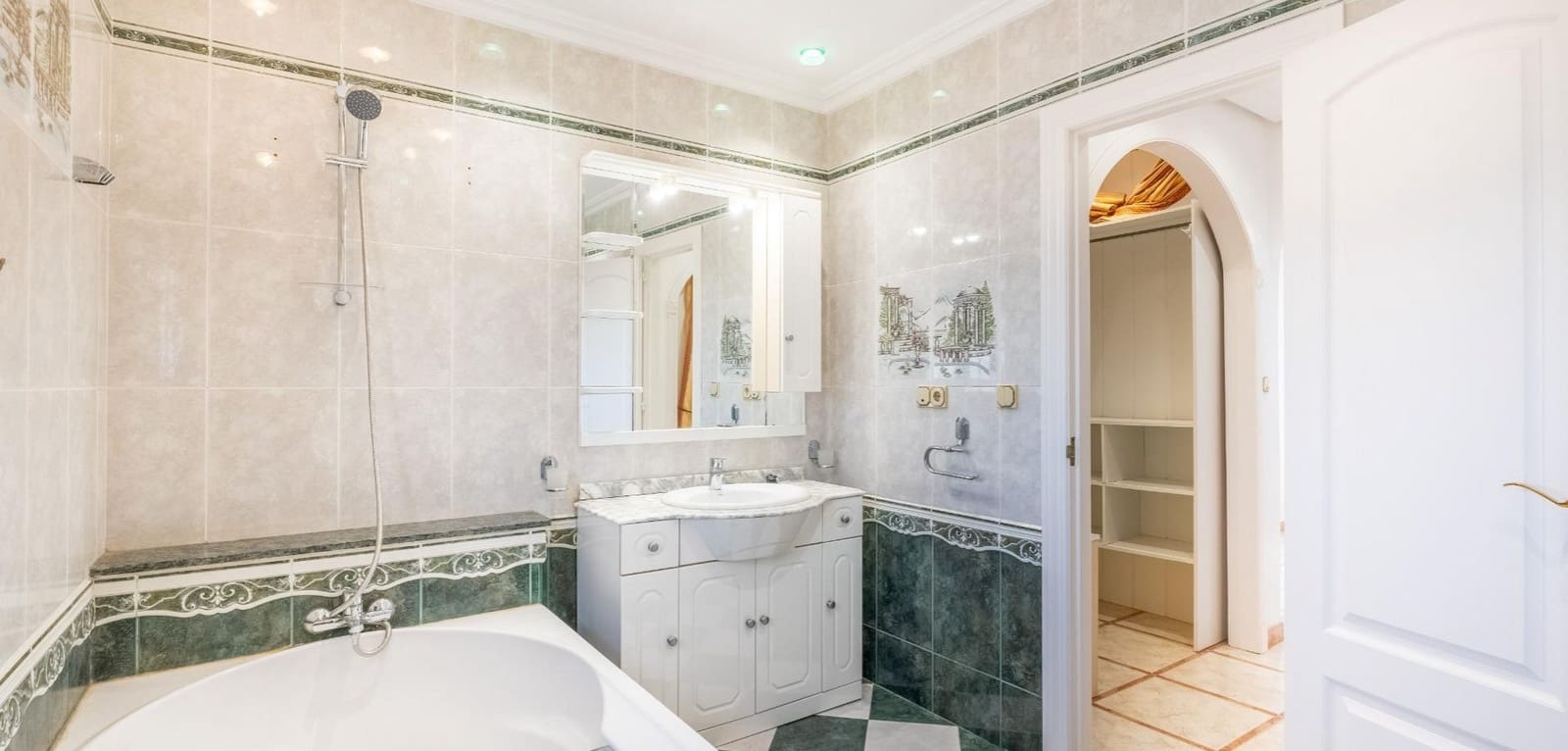 6 bedroom Villa for sale in El Chaparral with pool - € 689,000 (Ref: 9343465)