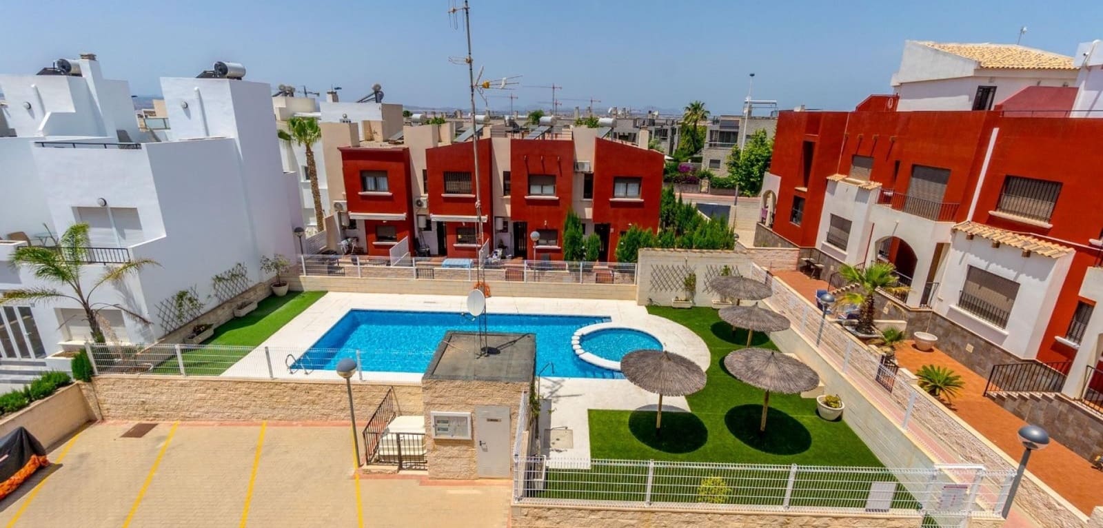 3 soverom Hus til salgs i Torrevieja med svømmebasseng - € 319 900 (Ref: 9353969)