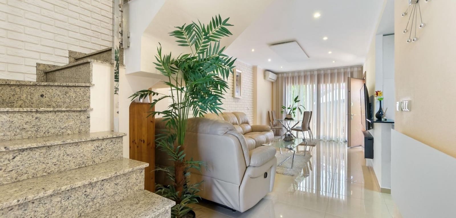 3 soverom Hus til salgs i Torrevieja med svømmebasseng - € 319 900 (Ref: 9353969)