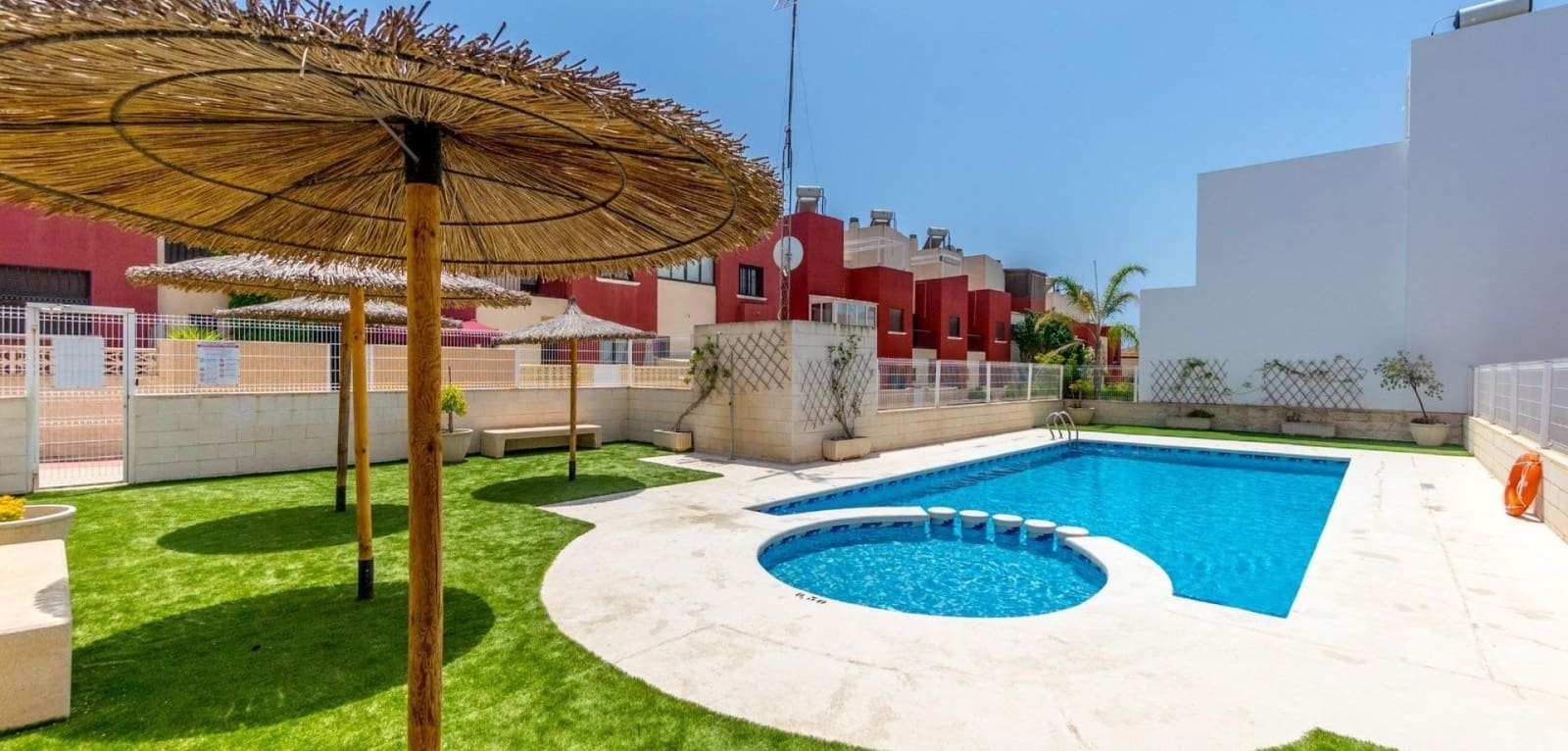 3 soverom Hus til salgs i Torrevieja med svømmebasseng - € 319 900 (Ref: 9353969)