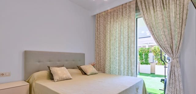 Chalet de 3 habitaciones en Pueblo Latino, Pilar de la Horadada en venta con piscina - 545.000 € (Ref: 9377976)