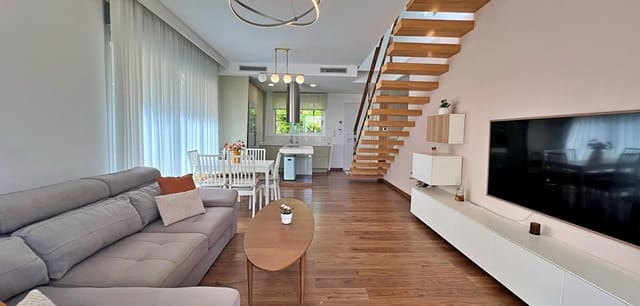 Chalet de 3 habitaciones en Pueblo Latino, Pilar de la Horadada en venta con piscina - 545.000 € (Ref: 9377976)