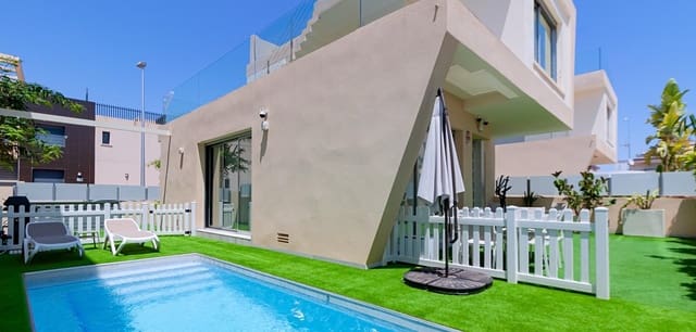 Chalet de 3 habitaciones en Pueblo Latino, Pilar de la Horadada en venta con piscina - 545.000 € (Ref: 9377976)