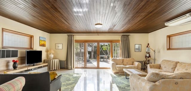 5 bedroom Villa for sale in Villamartin, Orihuela - € 670,000 (Ref: 9379518)