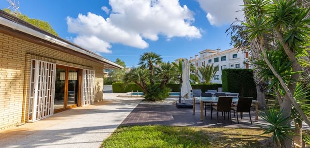 5 bedroom Villa for sale in Villamartin, Orihuela - € 670,000 (Ref: 9379518)