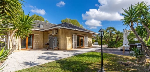 5 bedroom Villa for sale in Villamartin, Orihuela - € 670,000 (Ref: 9379518)