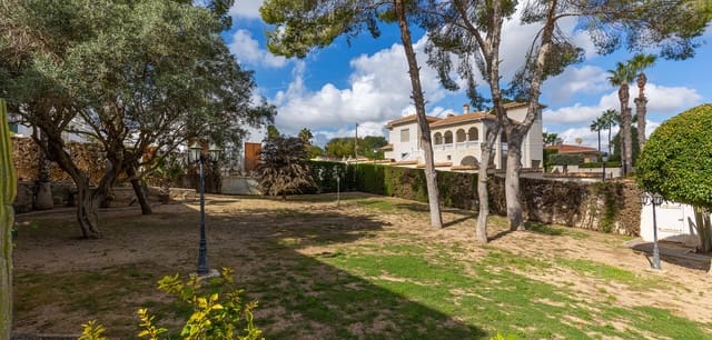 5 bedroom Villa for sale in Villamartin, Orihuela - € 670,000 (Ref: 9379518)