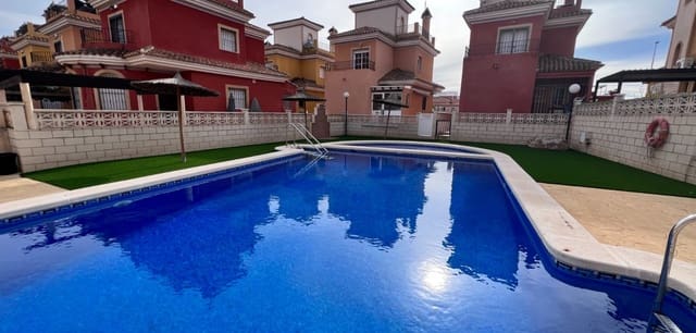 3 soverom Kjedet enebolig til salgs i Los Montesinos med svømmebasseng - € 188 000 (Ref: 9386580)