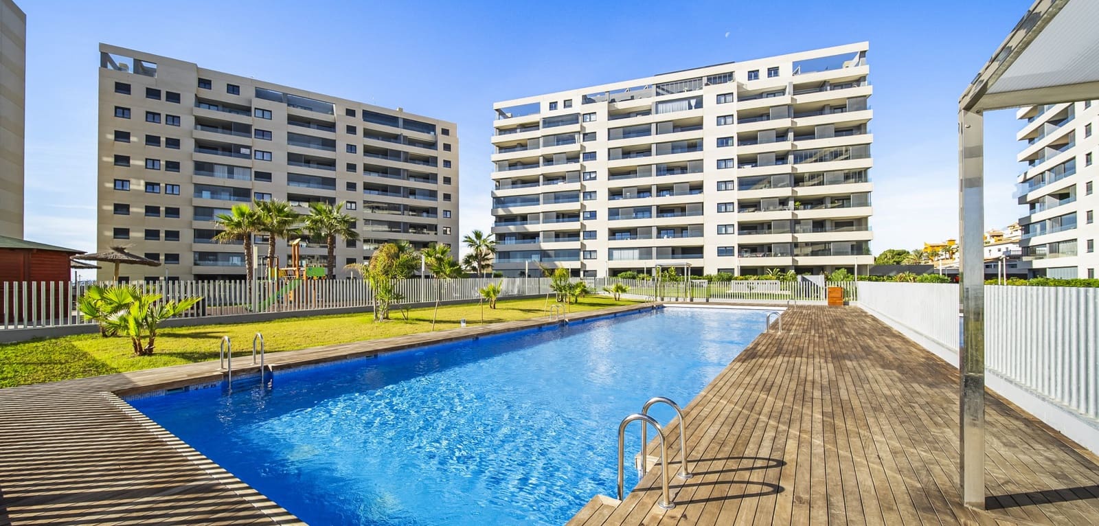 3 soveværelse Lejlighed til salg i Punta Prima med swimmingpool - € 599.000 (Ref: 9388219)