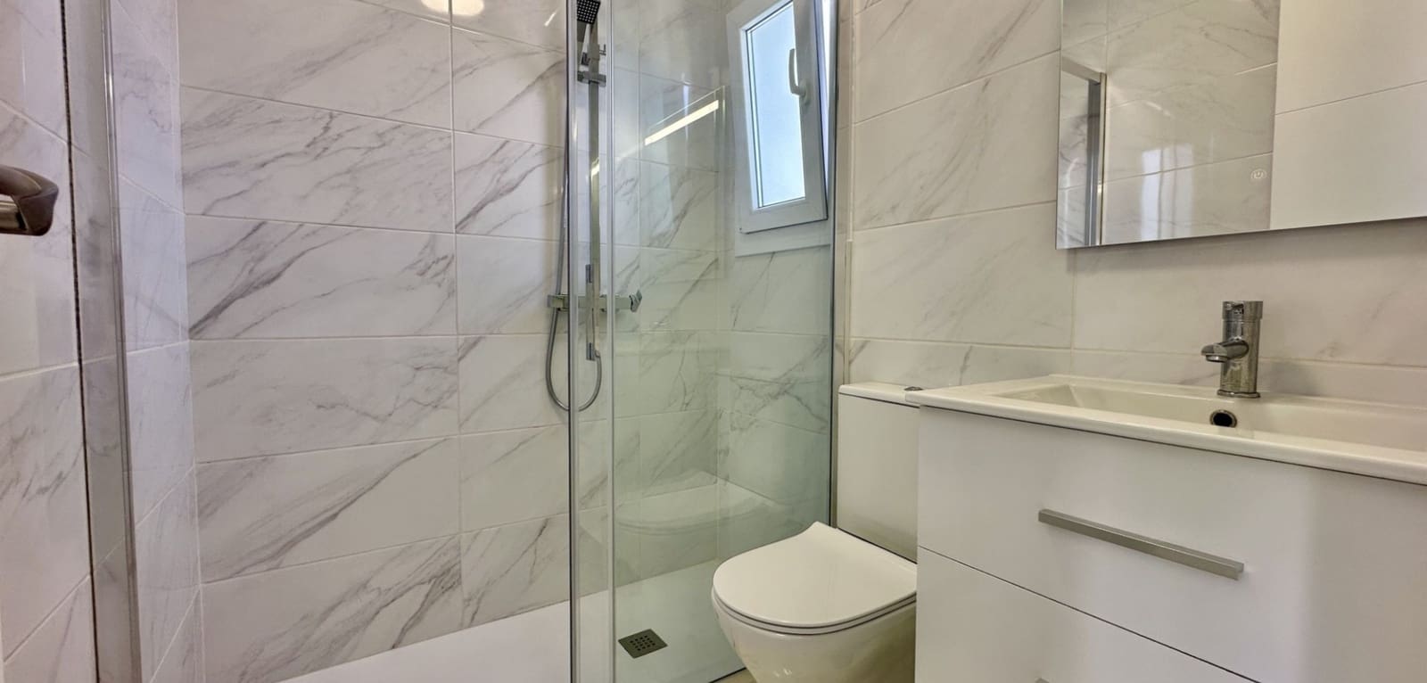 3 makuuhuone Omakotitalo myytävänä paikassa Torrevieja mukana uima-altaan - 229 000 € (Ref: 9393475)