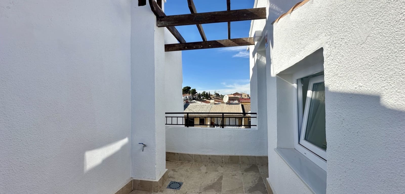 3 makuuhuone Omakotitalo myytävänä paikassa Torrevieja mukana uima-altaan - 229 000 € (Ref: 9393475)