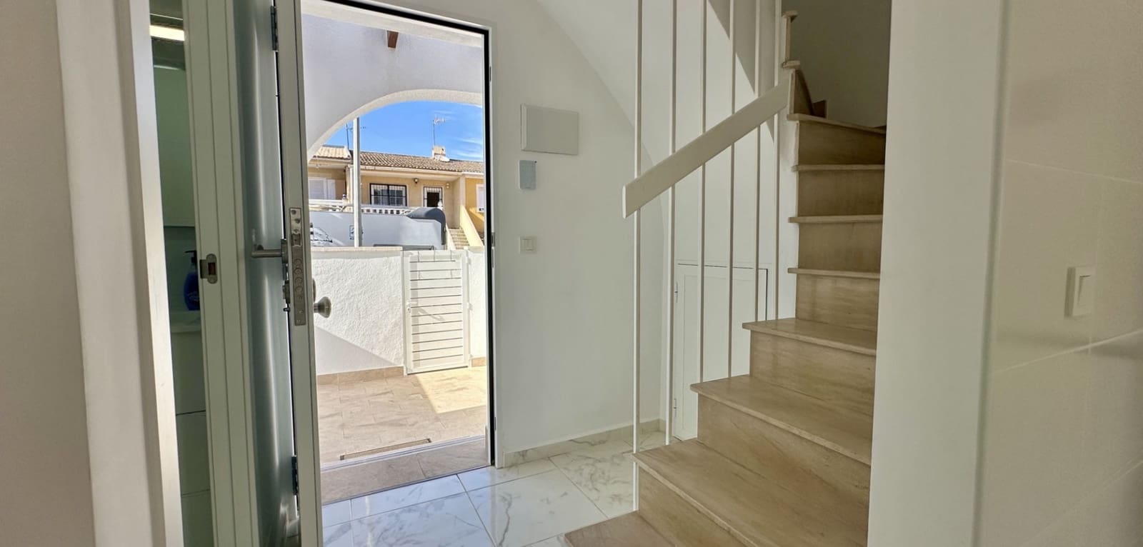 3 makuuhuone Omakotitalo myytävänä paikassa Torrevieja mukana uima-altaan - 229 000 € (Ref: 9393475)