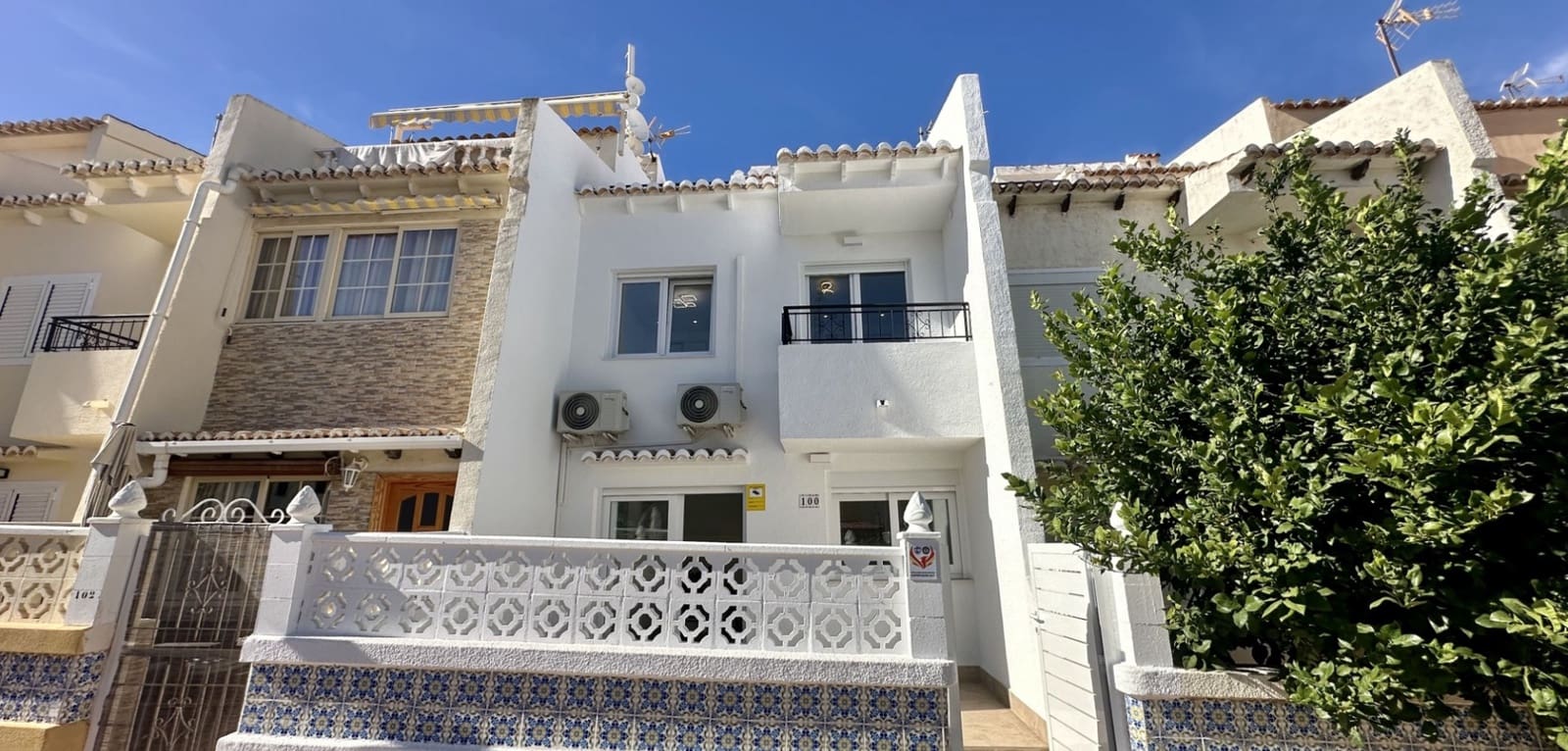 3 makuuhuone Omakotitalo myytävänä paikassa Torrevieja mukana uima-altaan - 229 000 € (Ref: 9393475)