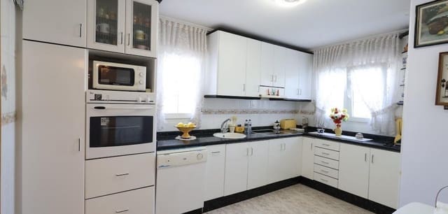 5 bedroom Villa for sale in Villamartin, Orihuela with pool - € 850,000 (Ref: 9399838)