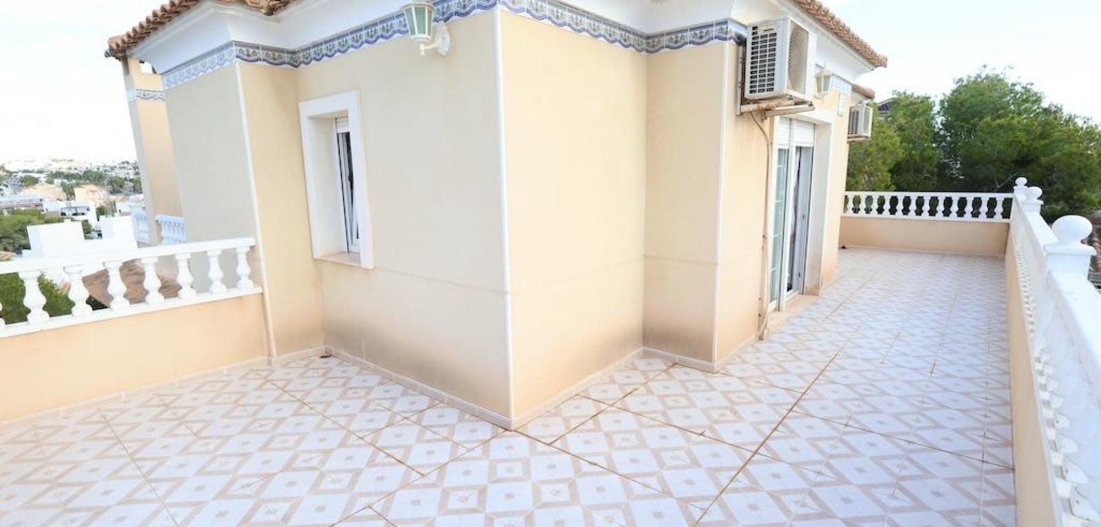 5 bedroom Villa for sale in Villamartin with pool - € 850,000 (Ref: 9399838)