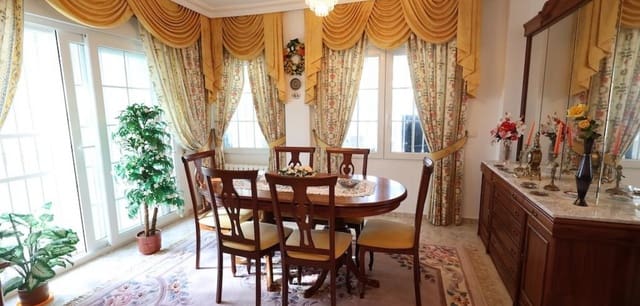 5 bedroom Villa for sale in Villamartin, Orihuela with pool - € 850,000 (Ref: 9399838)